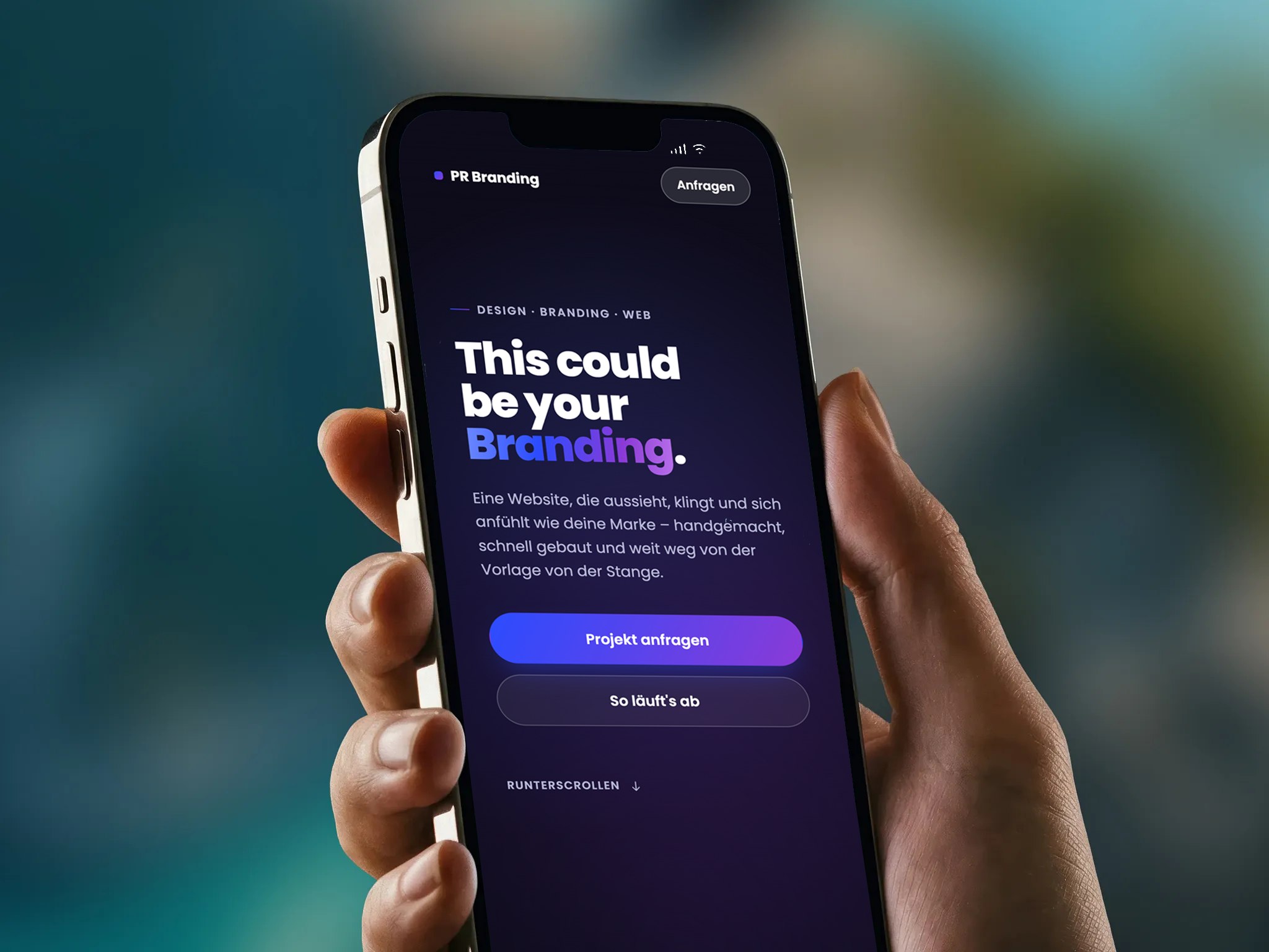 Hand hält ein Smartphone mit einem Website-Mockup im PR-Branding-Design